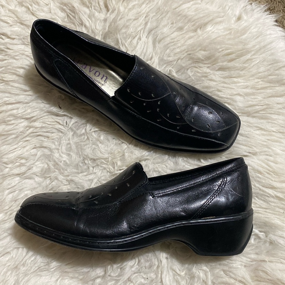 Aravon by New Balance size 8 Kiley Floral‎ Cut Out Black Leather Loafer